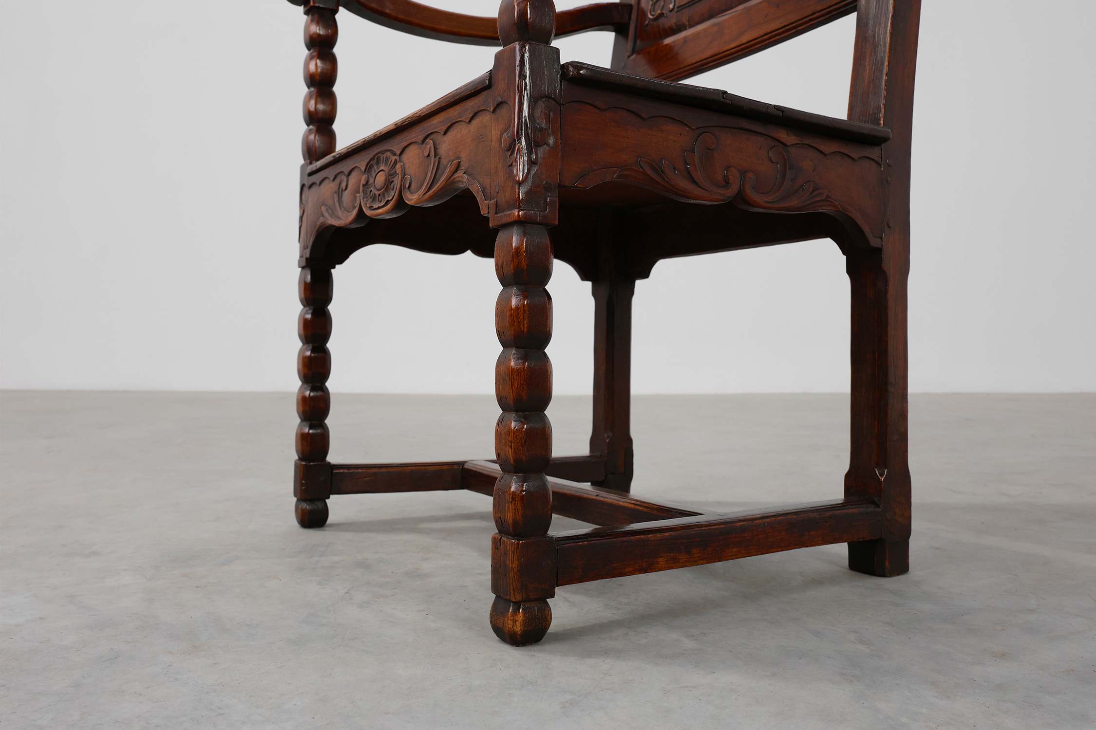 18th Century Li&egrave;ge Armchair in hand carved Oak, Belgiumthumbnail